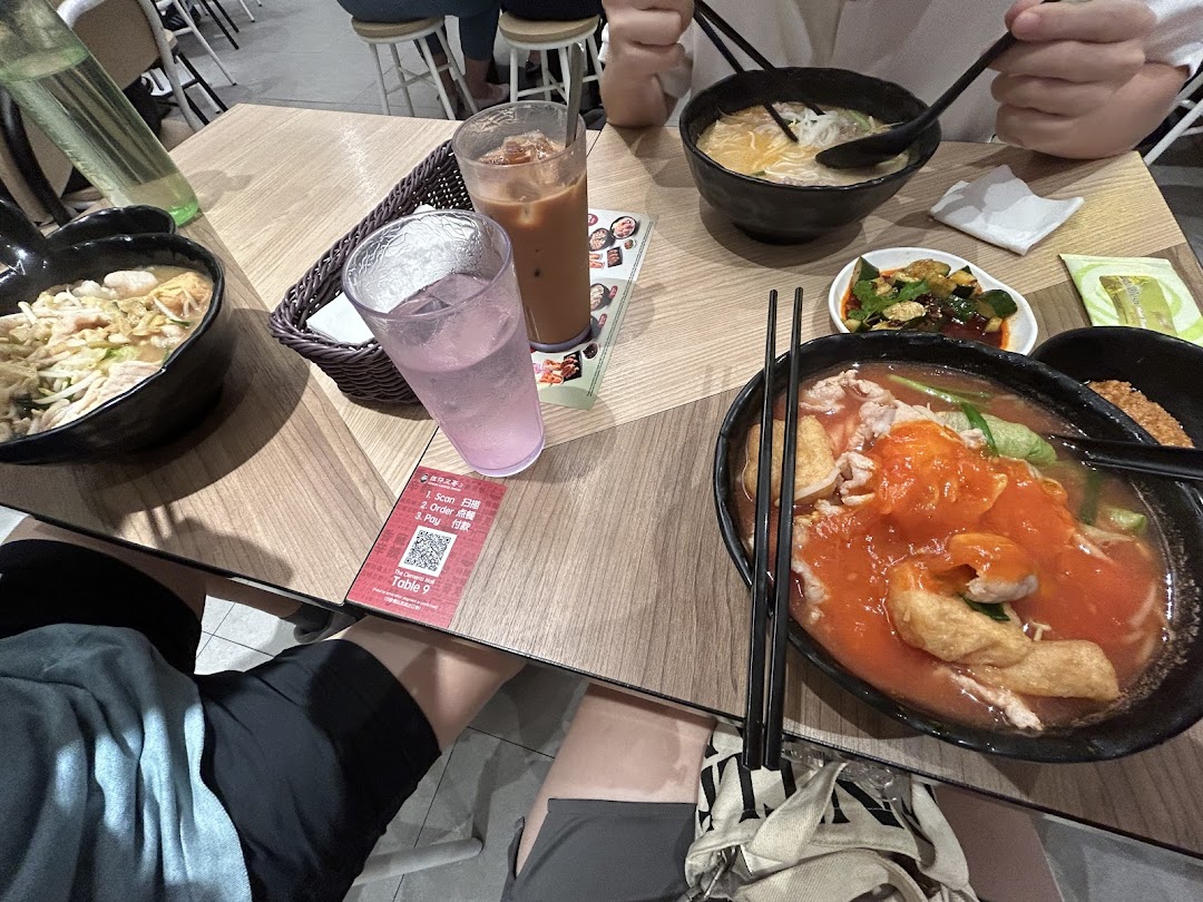 Diners enjoy flavorful Mixian noodles and refreshing drinks at TamJai SamGor.