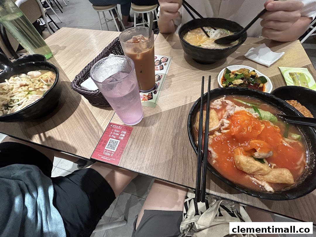 Diners enjoy flavorful Mixian noodles and refreshing drinks at TamJai SamGor.