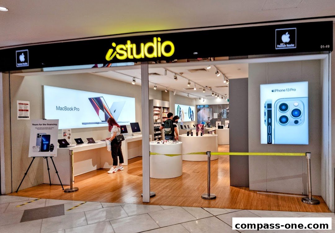 The iStudio store entrance displays Apple products like MacBook Pro and iPhone 13 Pro.