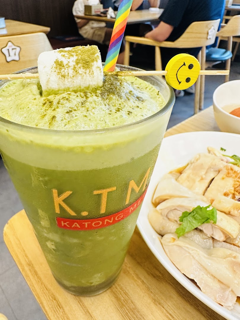 A vibrant green tea drink with marshmallow and a plate of chicken rice at KTMW Katong Mei Wei.