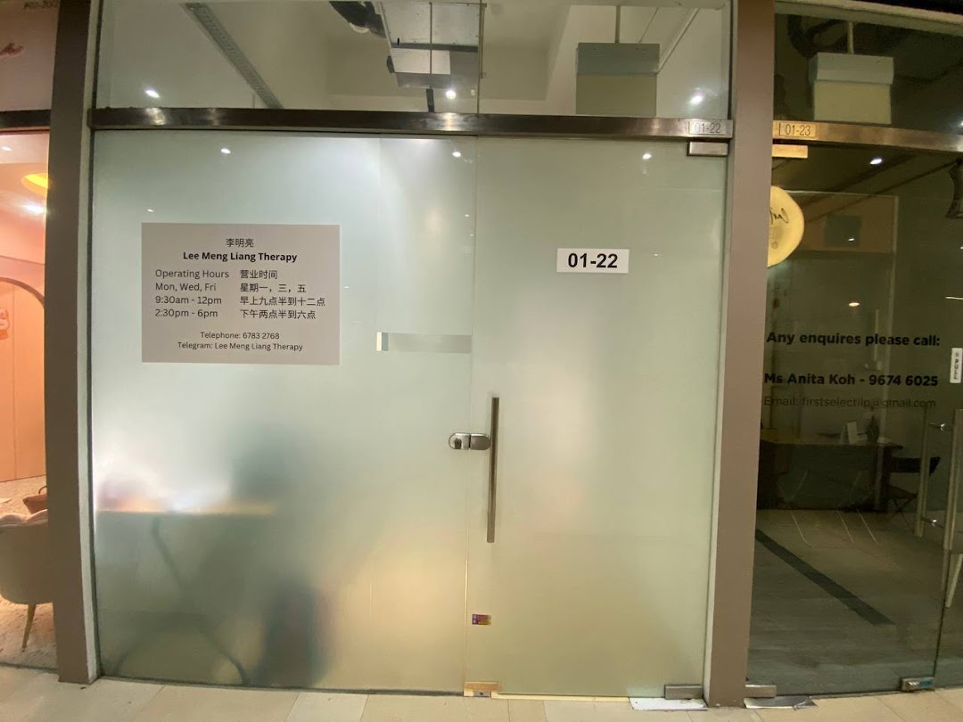 The frosted glass entrance of Lee Meng Liang Therapy, displaying operating hours and contact information.