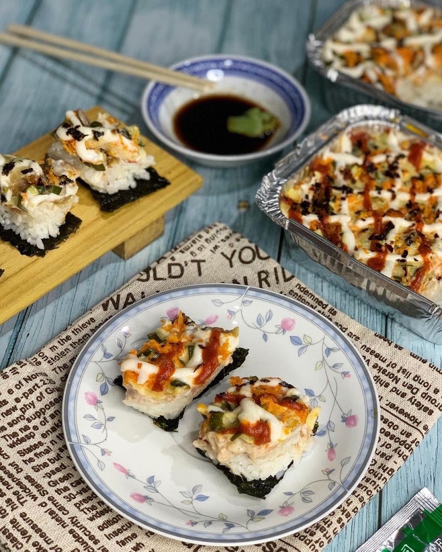 A vibrant display of RaisuGood's delicious baked sushi and rice dishes, ready to be enjoyed.