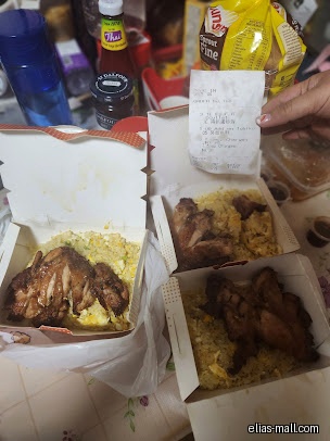 Three boxes of fried rice with chicken and a receipt are visible.
