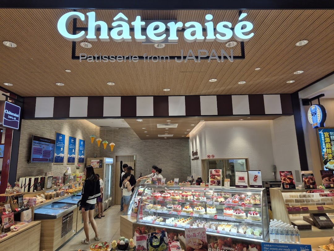 The Châteraisé shop entrance features a vibrant display of Japanese cakes and pastries.