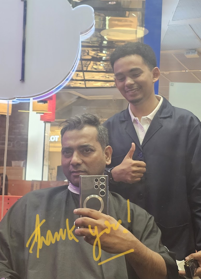 A customer takes a mirror selfie with a smiling barber giving a thumbs-up at Clippers Barber Funan.