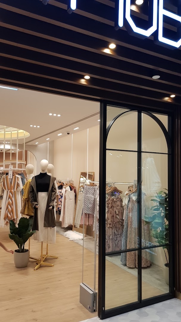 The shop front of Fash Mob, showcasing stylish women's apparel on mannequins and racks.