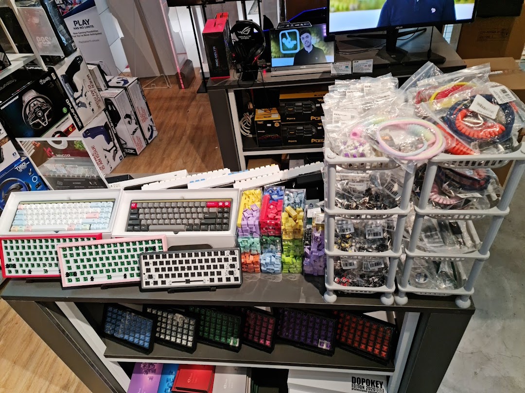 A display of custom mechanical keyboards, keycaps, and gaming accessories at GameMartz Funan Mall.