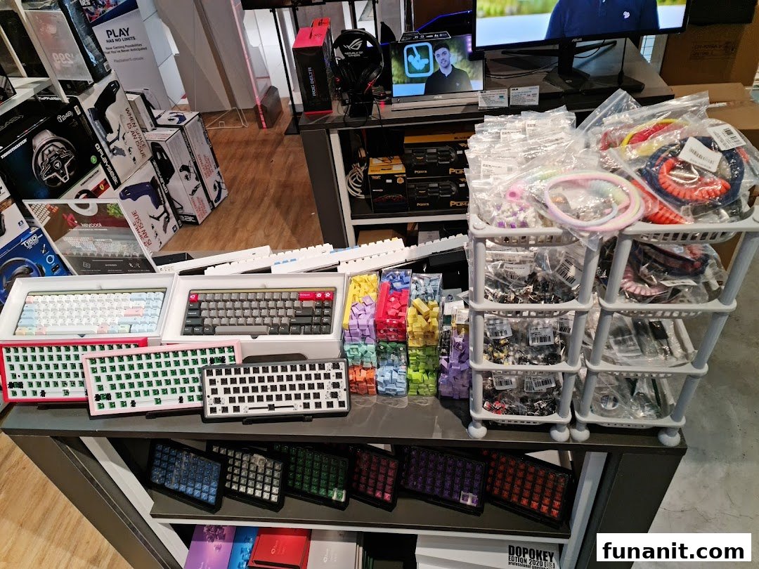 A display of custom mechanical keyboards, keycaps, and gaming accessories at GameMartz Funan Mall.
