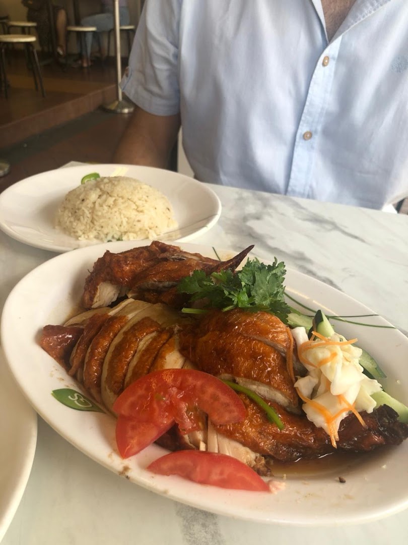 A plate of delicious roasted chicken and rice served at Sing Swee Kee.