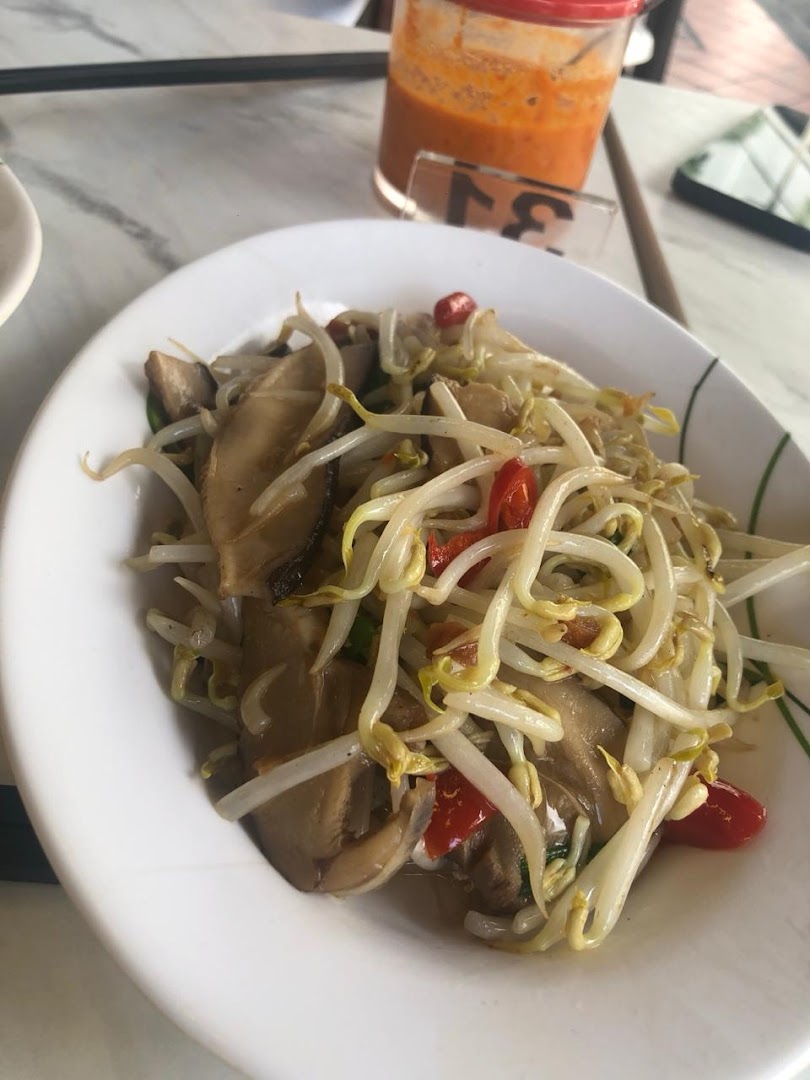 A delicious plate of stir-fried bean sprouts and mushrooms with chili, served at Sing Swee Kee.