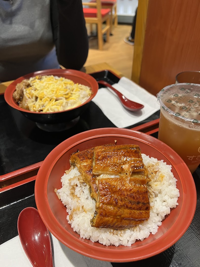 Two delicious Japanese rice bowls, one with grilled eel and another with beef, served at Sukiya.