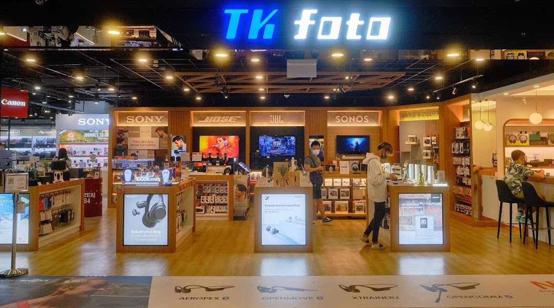 Interior view of TK Foto Technic, showcasing various electronics and audio brands like Sony, Bose, JBL, and Sonos.