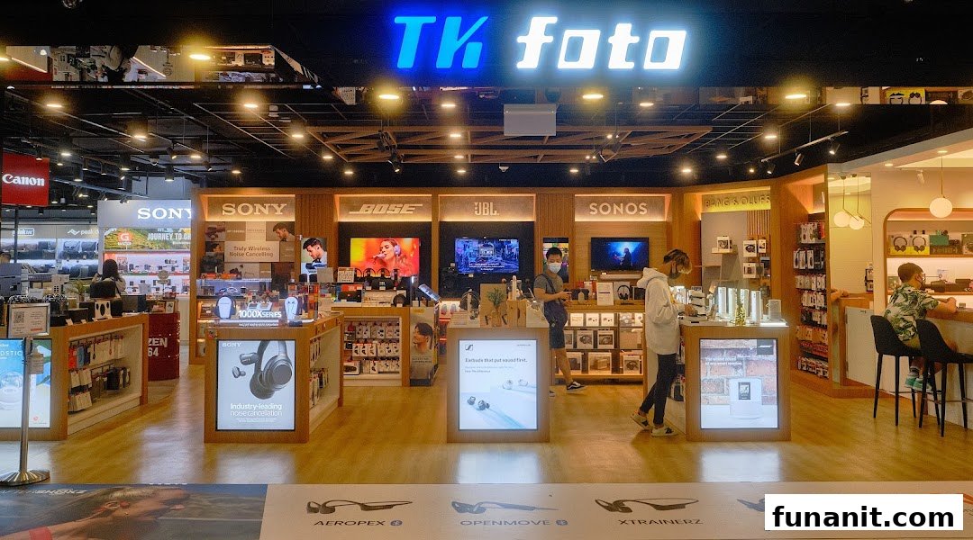 Interior view of TK Foto Technic, showcasing various electronics and audio brands like Sony, Bose, JBL, and Sonos.