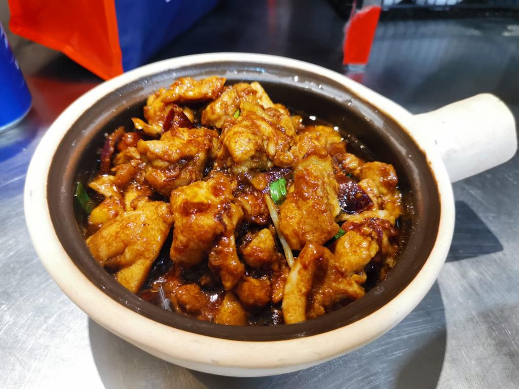 A close-up of a delicious claypot chicken dish served in a traditional pot.