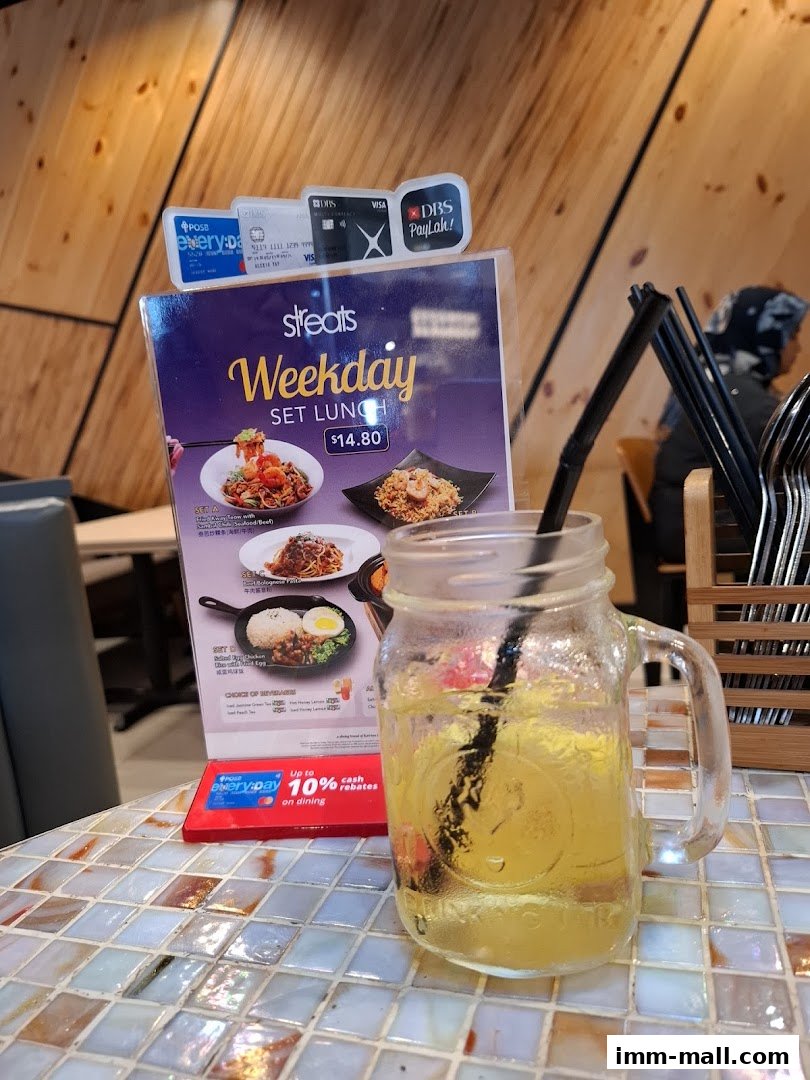 A menu for Streats' weekday set lunch with payment options displayed.
