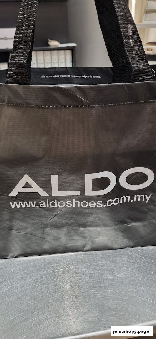 A black reusable ALDO shopping bag with the website address printed on it.
