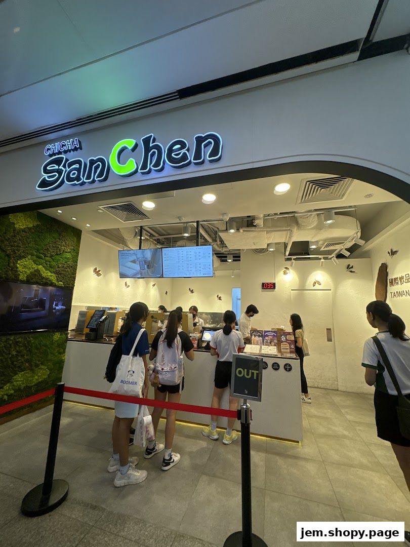 Customers queue at the CHICHA San Chen bubble tea shop entrance.