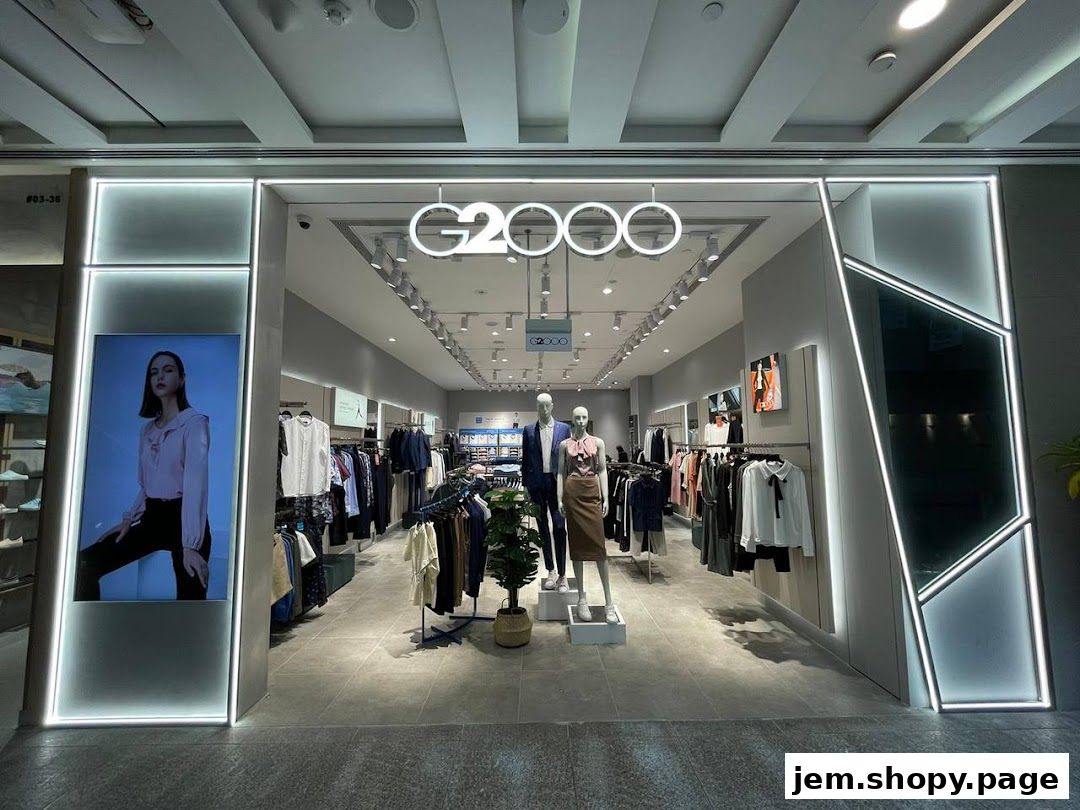 The G2000 shop entrance displays mannequins and clothing racks with stylish apparel.