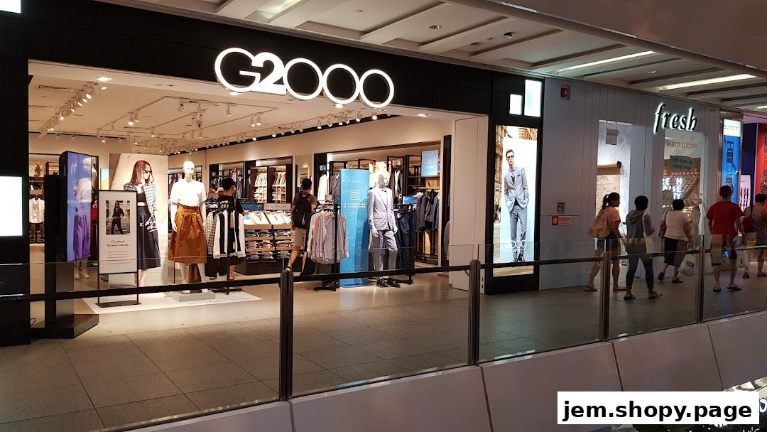 The G2000 store entrance displays mannequins in stylish suits and casual wear.