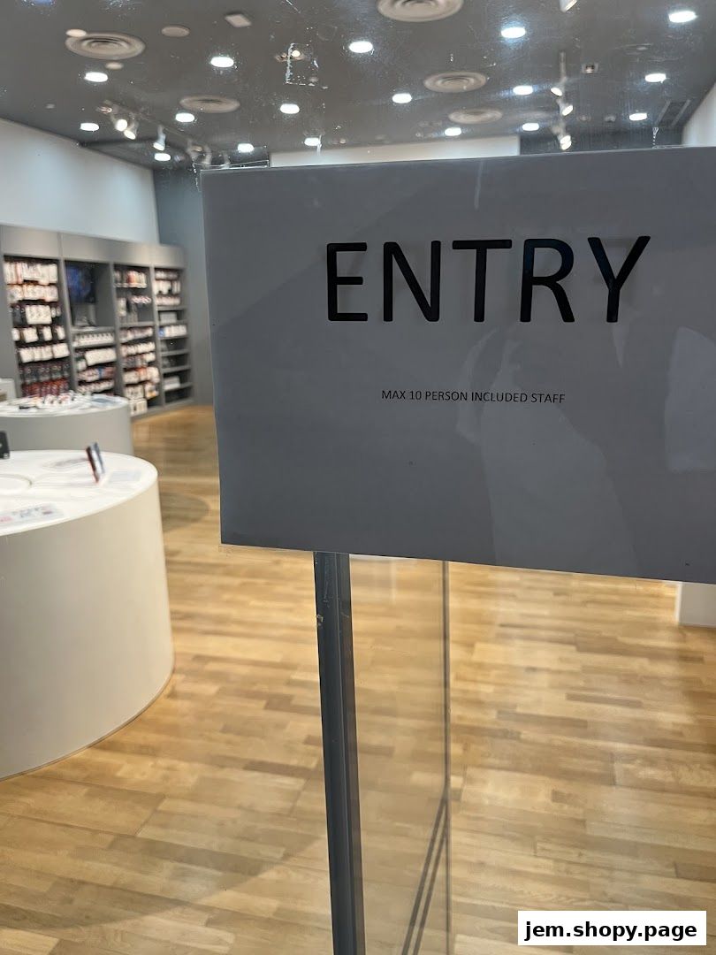 Signage indicating 'ENTRY' with a capacity limit at the entrance of iStudio JEM.