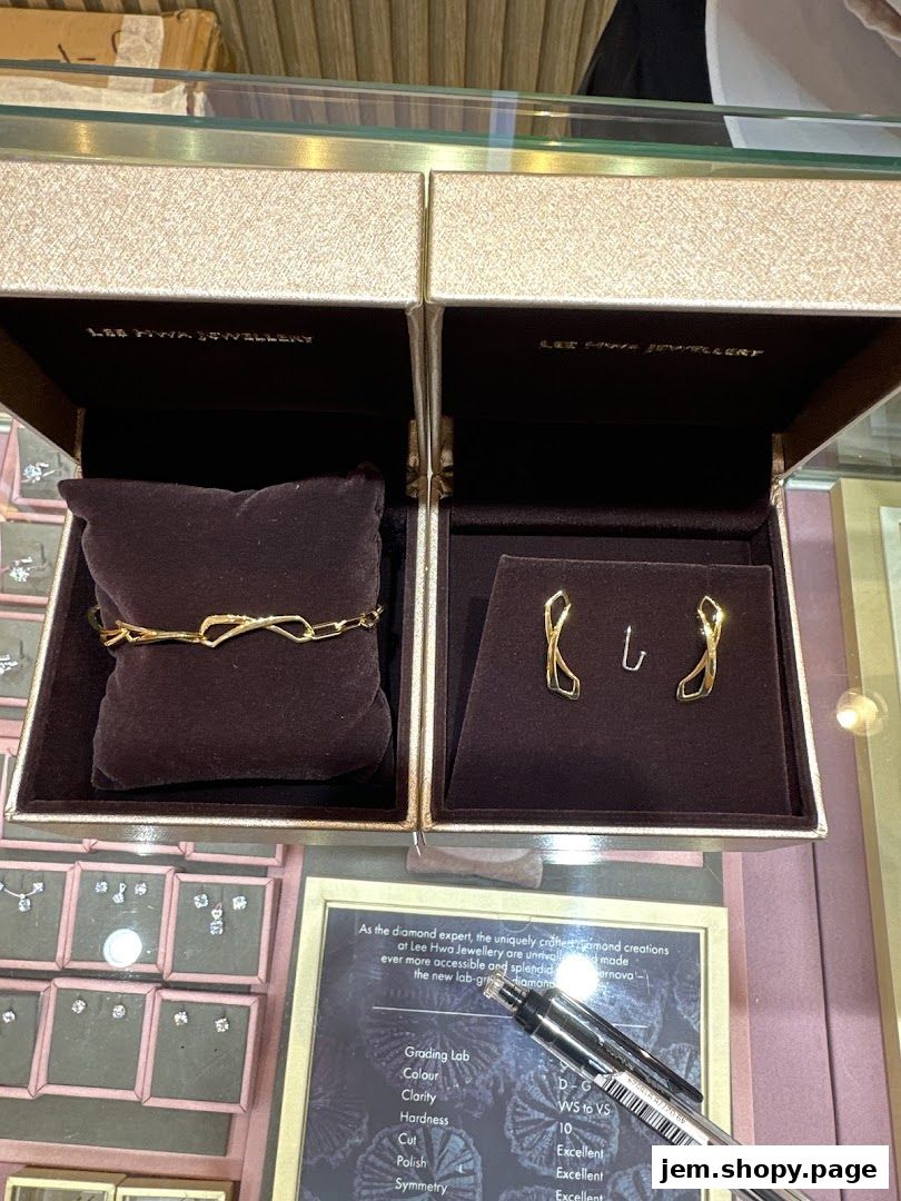 Lee Hwa Jewellery displays a gold bracelet and earrings in elegant boxes, with diamond information displayed.