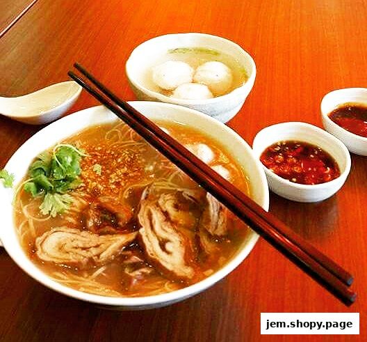 A bowl of noodle soup with meat, fish balls, and dipping sauces.