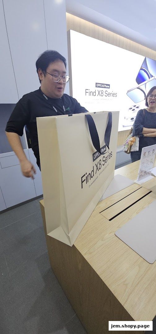 A store employee presents a large shopping bag with the OPPO Find X8 Series logo.