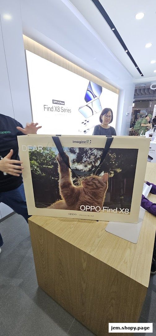 A shopping bag with a cat image and OPPO Find X8 branding is displayed.
