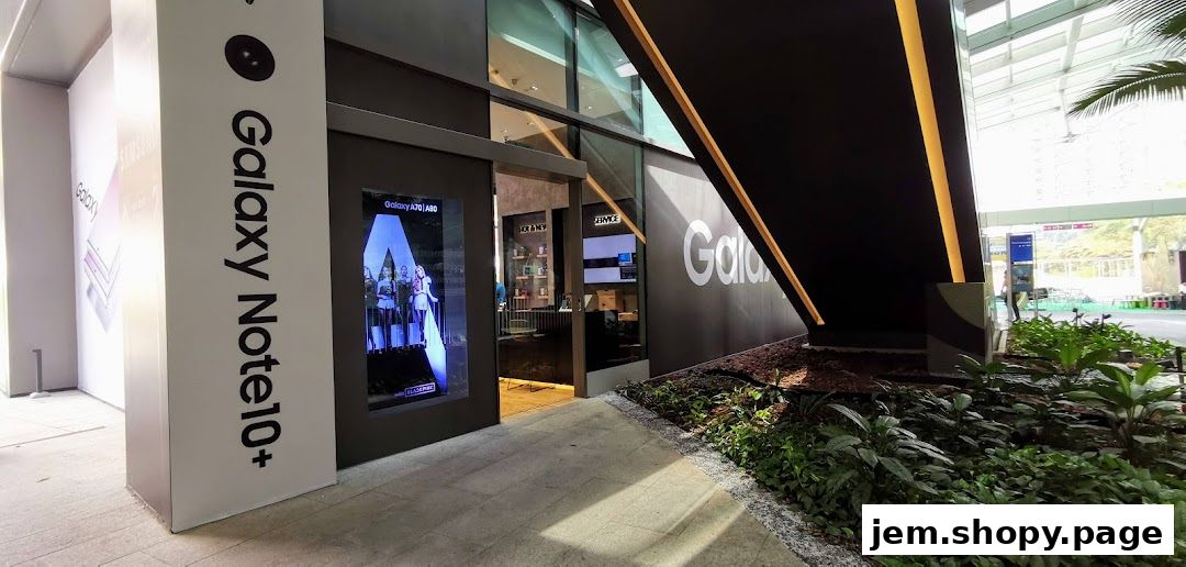 Exterior of the Samsung Service Centre Jem shop with Galaxy Note 10+ branding.