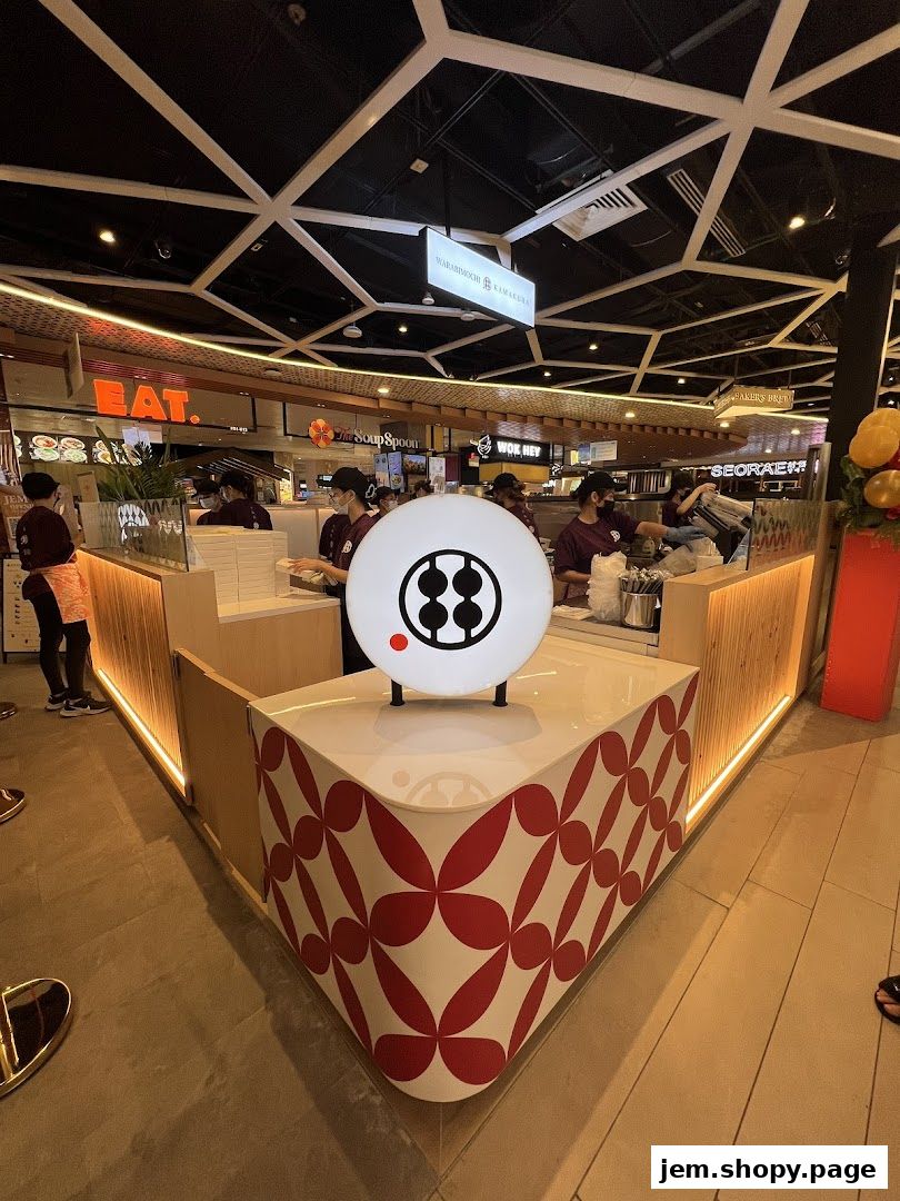 The Warabimochi Kamakura shop front with its distinctive red and white patterned counter.