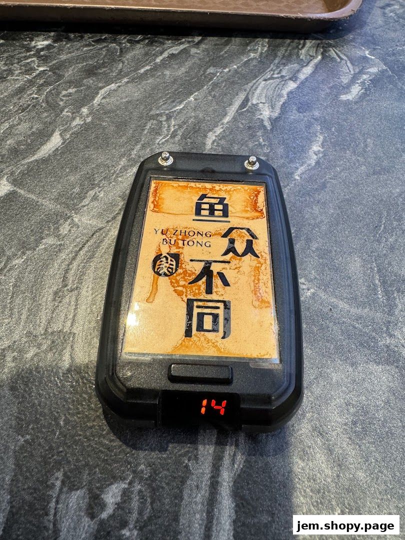 A table number display with Chinese characters and the shop name 'Yu Zhong Bu Tong'.