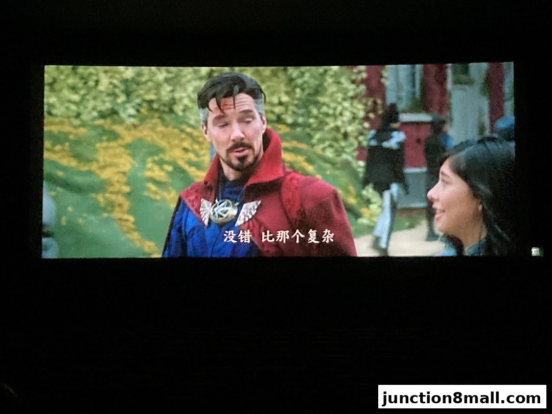 A movie scene featuring Doctor Strange and another character with Chinese subtitles.