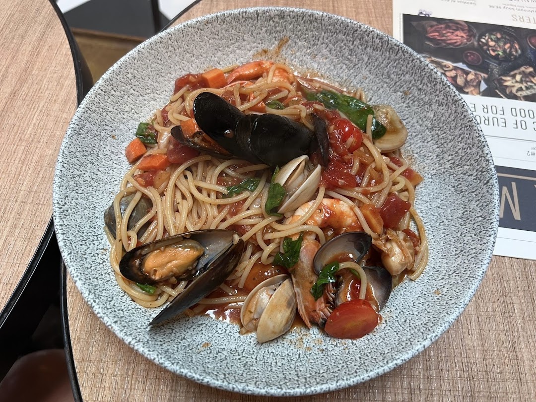 A vibrant plate of seafood spaghetti with mussels, clams, and shrimp in a rich tomato sauce.