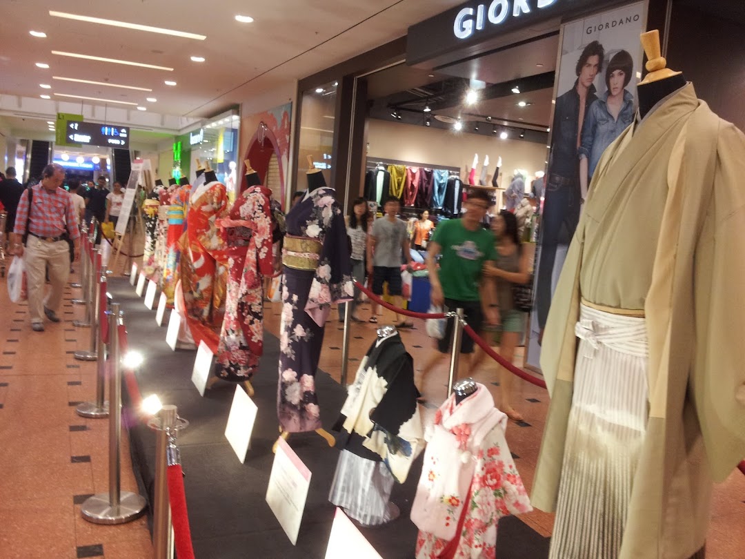 A vibrant kimono exhibition in a mall common area, with the Giordano fashion store visible in the background.