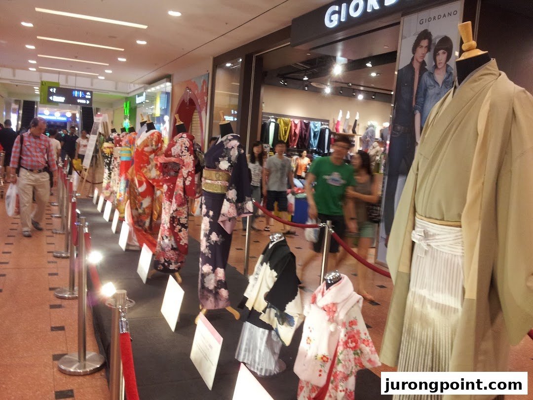 A vibrant kimono exhibition in a mall common area, with the Giordano fashion store visible in the background.