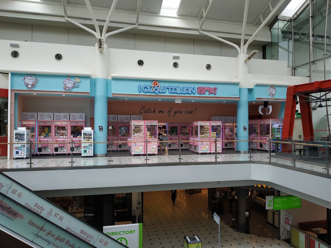 A vibrant iClaw Taiwan shop filled with numerous claw machines, seen from a mall's upper level.