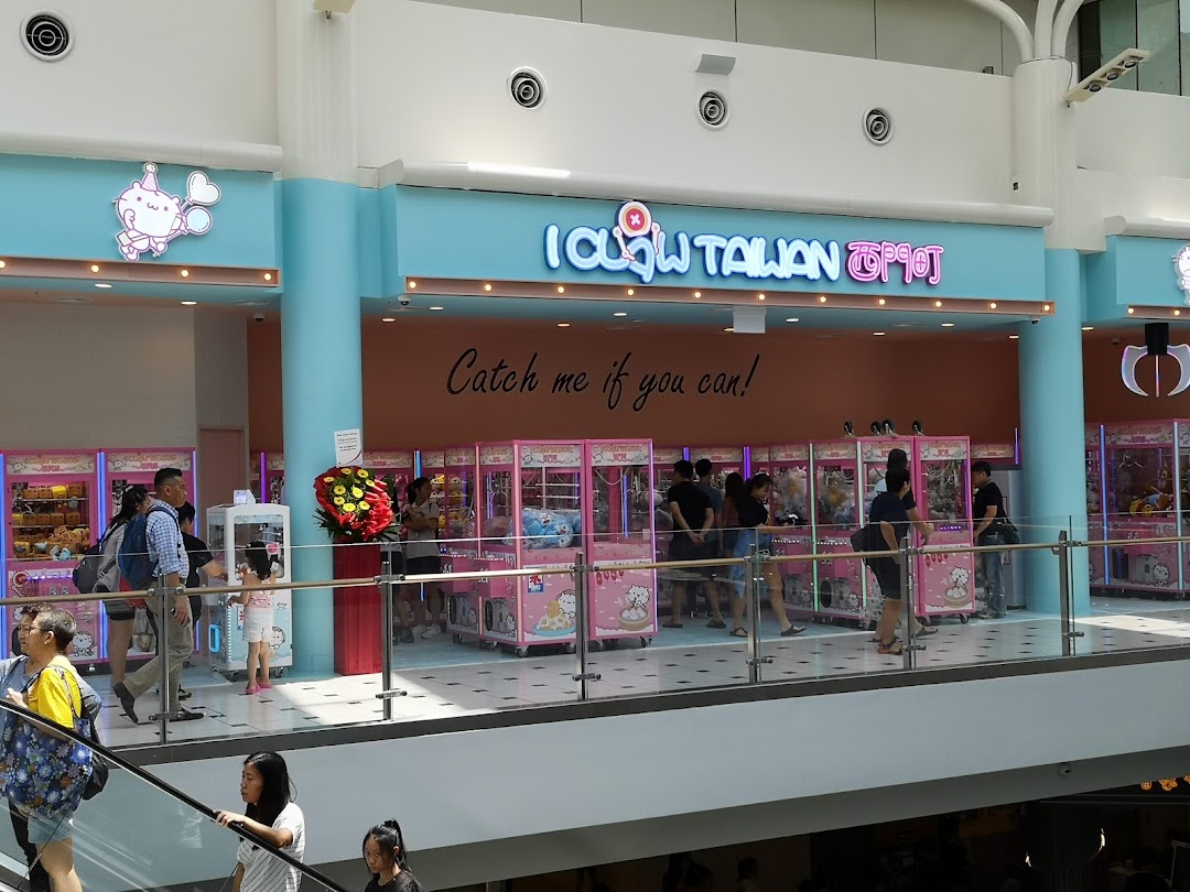 The iClaw Taiwan shop entrance features numerous pink claw machines, attracting visitors trying to win prizes.