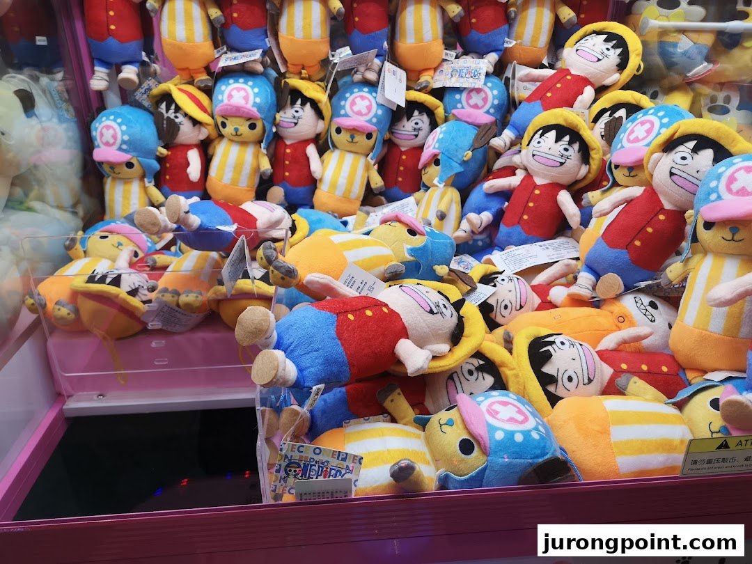 A claw machine filled with numerous One Piece character plush toys, including Luffy and Chopper.