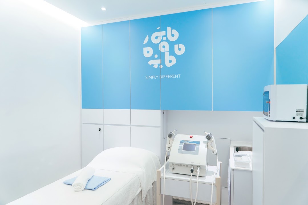 A clean, modern treatment room at Japan IPL Express with a bed and professional equipment.