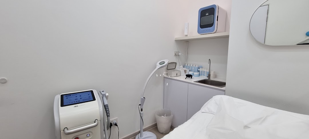 A clean and modern treatment room at Japan IPL Express, featuring advanced IPL equipment and a comfortable bed.