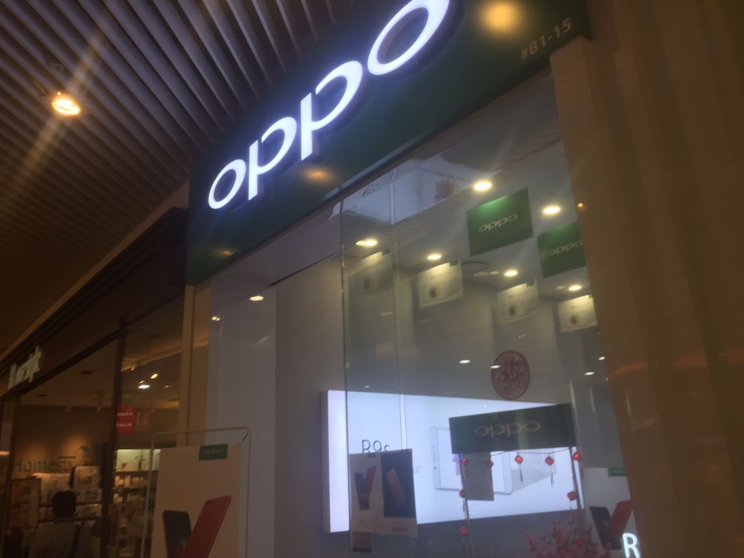 The illuminated OPPO Concept Store sign and its modern glass storefront in a shopping mall.