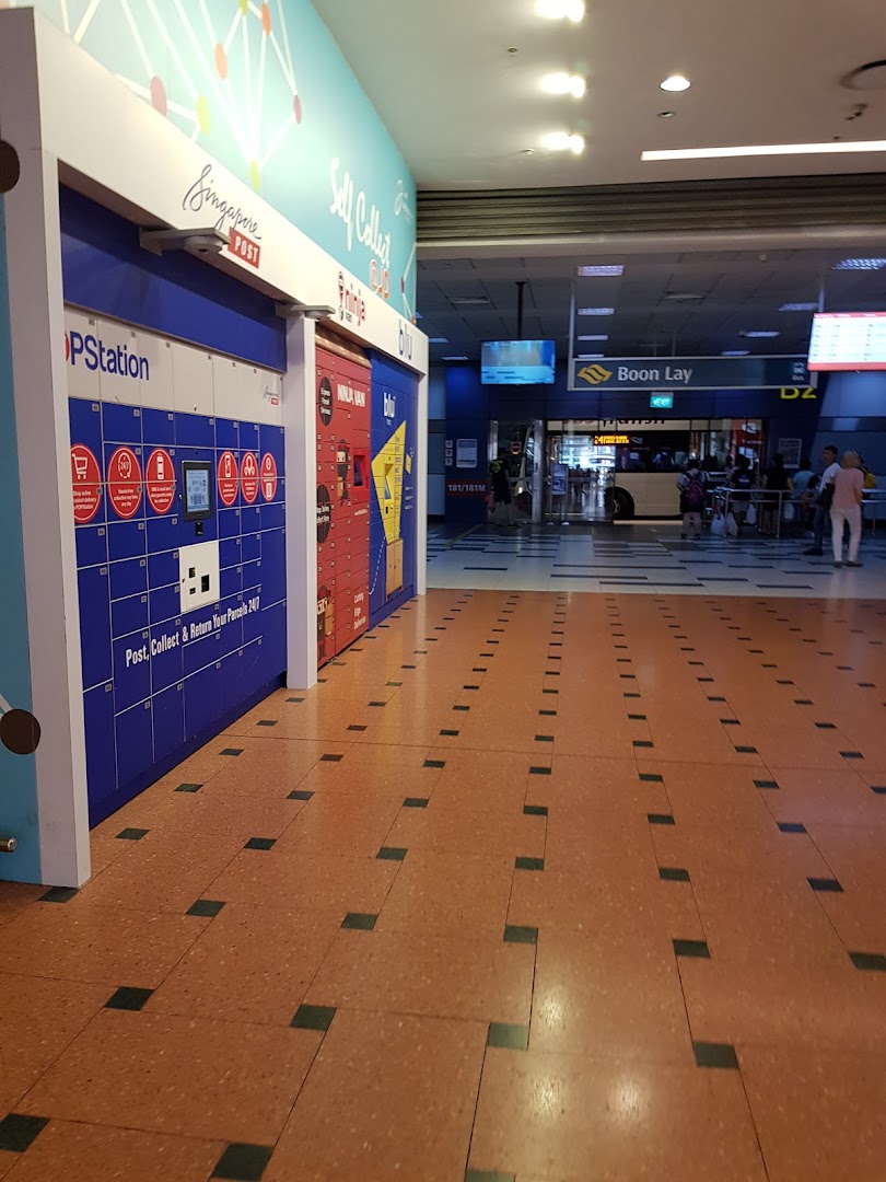 POPStation parcel lockers and other self-service kiosks are visible in a busy transit area.