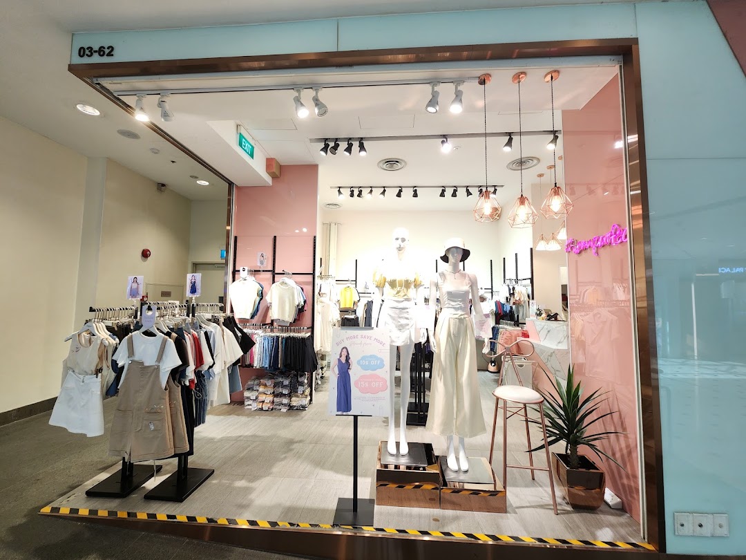 The shop front of Purpur, a fashion boutique, showcasing trendy women's clothing and accessories.