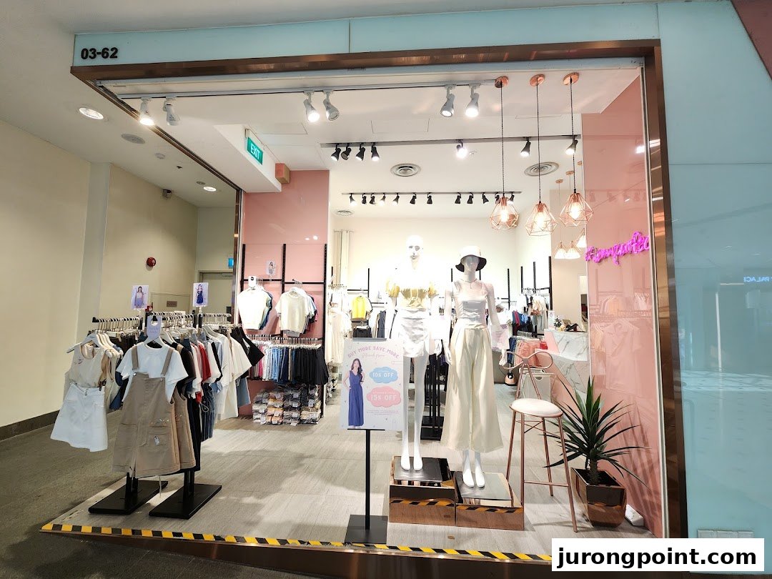 The shop front of Purpur, a fashion boutique, showcasing trendy women's clothing and accessories.
