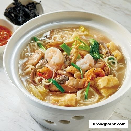 A hearty bowl of Putian Lor Mee with prawns, clams, and other fresh ingredients.