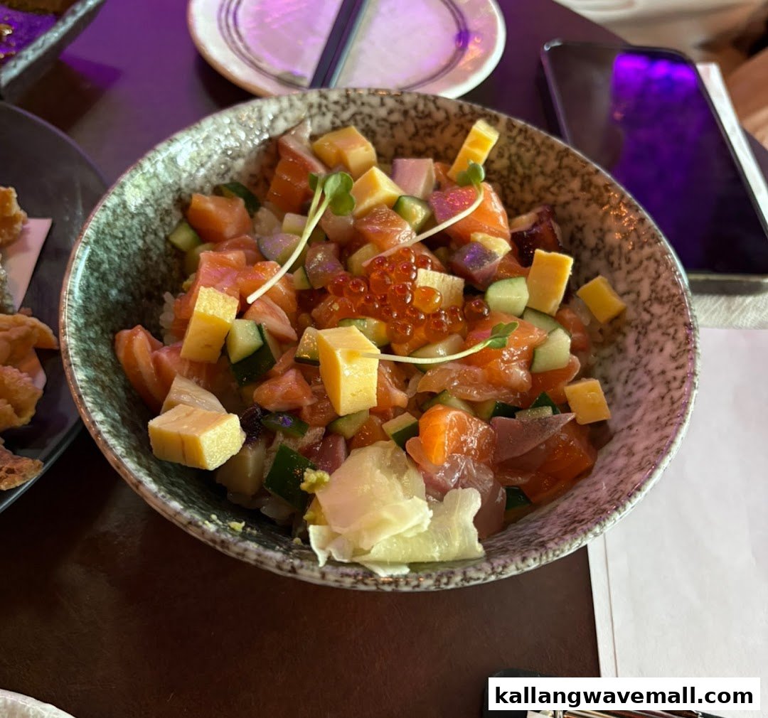 A vibrant bowl of fresh sashimi, tamago, and roe, showcasing a delicious Japanese dish.