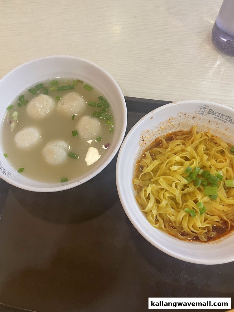 A delicious meal featuring dry noodles and fishball soup from Encik Tan.