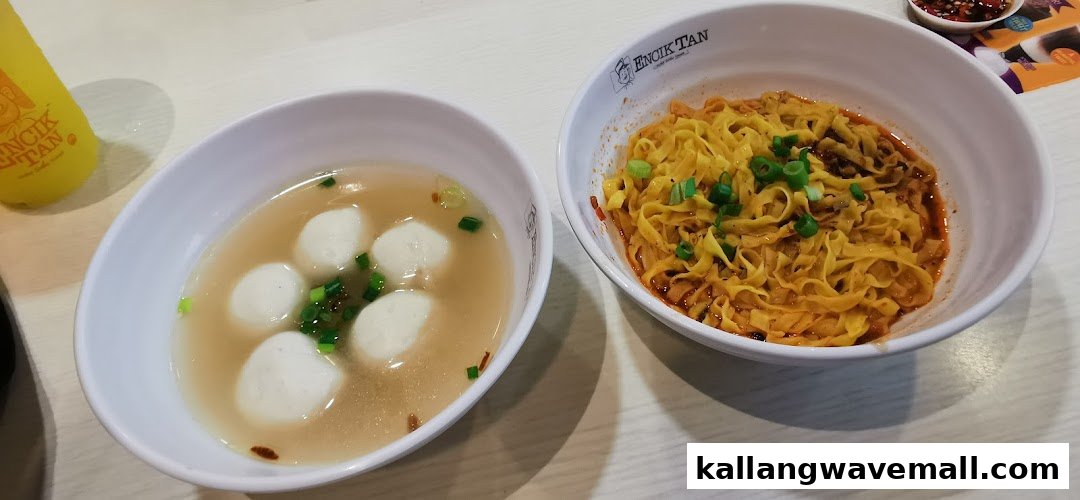 Two bowls of Singaporean hawker food, fishball soup and dry noodles, from Encik Tan.