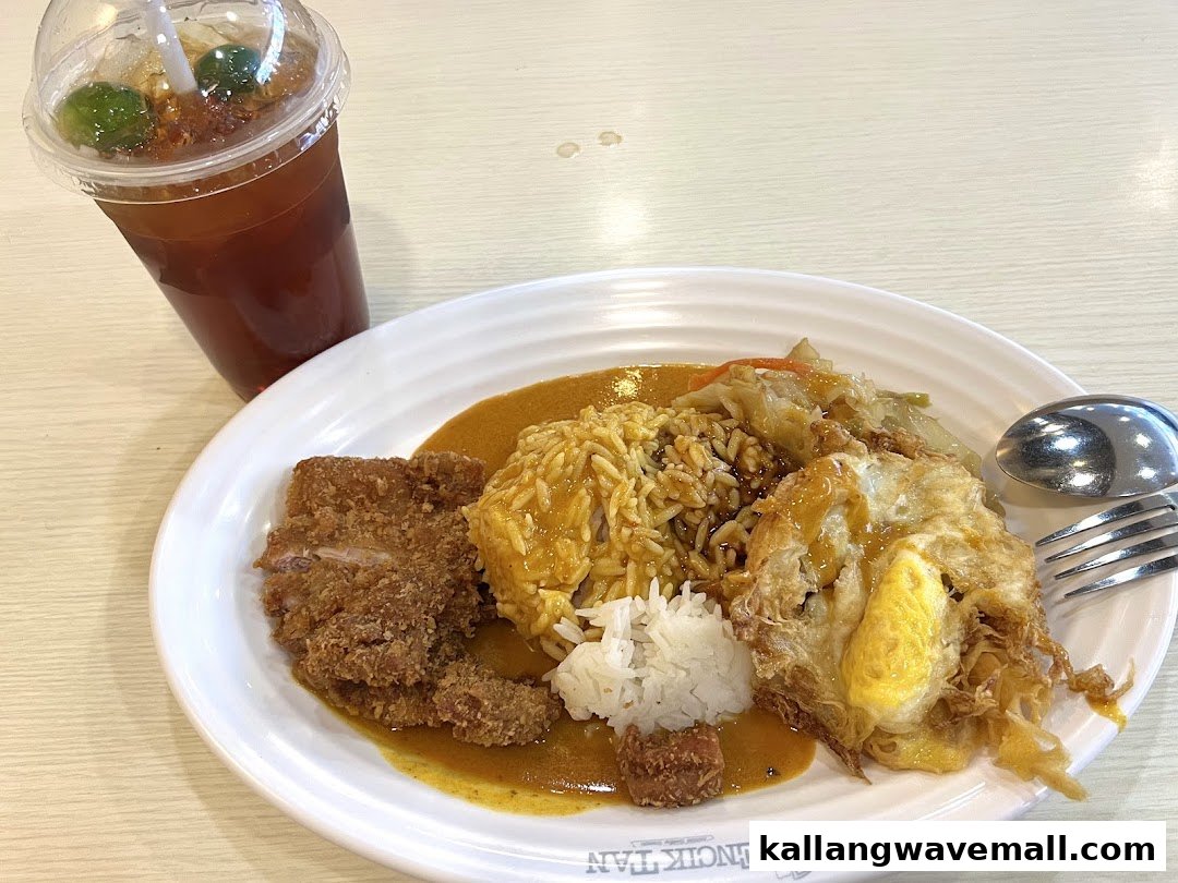 A plate of curry rice with fried chicken, fried egg, and a calamansi drink from Encik Tan.