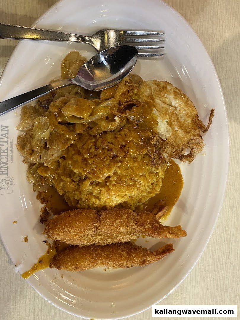 A plate of curry rice with fried egg, roti prata, and crispy fried prawns from Encik Tan.